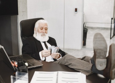 В статье рассматривается процесс банкротства для пенсионеров в Ленинградской области: как можно списать долги, какие обязательства подлежат списани...