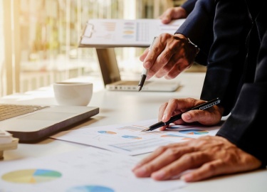 Статья описывает альтернативы банкротству для юридических лиц в Санкт-Петербурге, среди которых реструктуризация долгов, мировые соглашения, рефина...